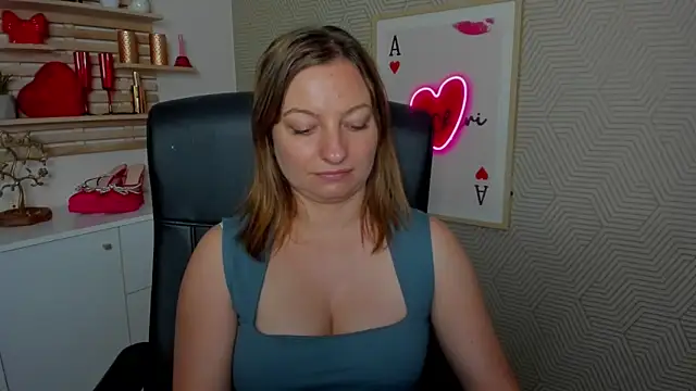 Snapshot of angelaSamt chatting on June 18, 10:19 am angelaSamt online show from June 18, 10:19 am