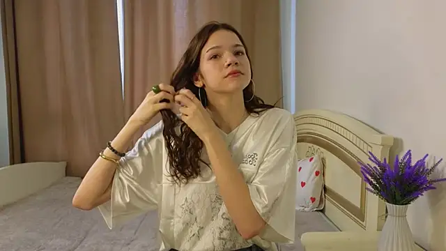 VelvetRisque online show from April 22, 6:05 am