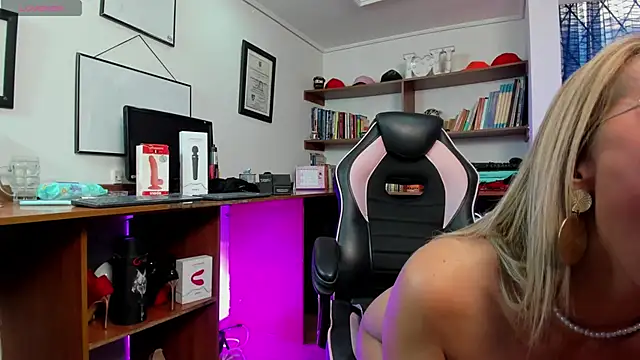 GretaVoss  online show from February 3, 7:19 pm