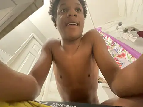 Snapshot of dmmeformerch chatting on February 24, 4:38 pm dmmeformerch online show from February 24, 4:38 pm