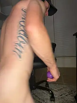 Snapshot of Badstepson33 chatting on April 9, 1:27 am Badstepson33 online show from April 9, 1:27 am