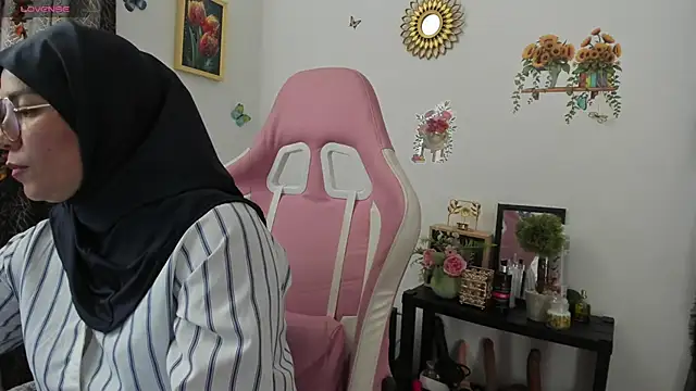 Snapshot of dalila_kemur chatting on June 12, 3:33 pm dalila kemur online show from June 12, 3:33 pm