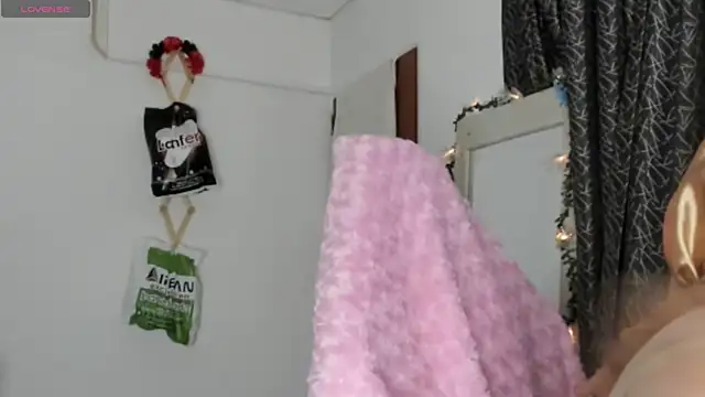 Snapshot of dalila_kemur chatting on July 19, 1:04 pm dalila kemur online show from July 19, 1:04 pm