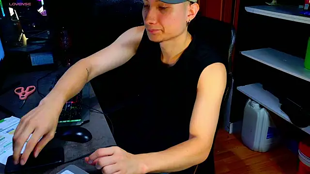 Snapshot of enzo_steel chatting on June 8, 9:20 am enzo steel online show from June 8, 9:20 am