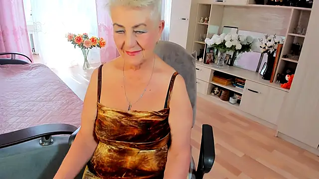 Snapshot of HotandMature chatting on May 4, 7:37 am HotandMature online show from May 4, 7:37 am