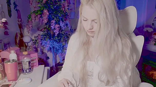 Snapshot of Talulaa chatting on July 10, 11:40 pm Talulaa online show from July 10, 11:40 pm