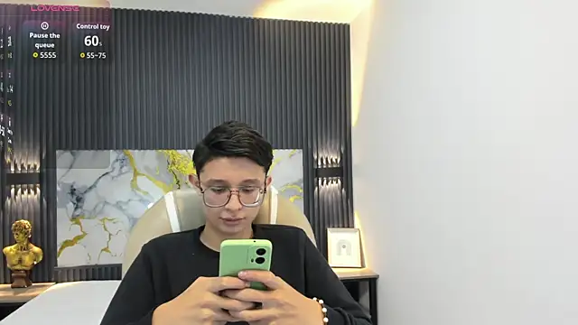 SantiagoRusso18 online show from October 1, 1:06 pm