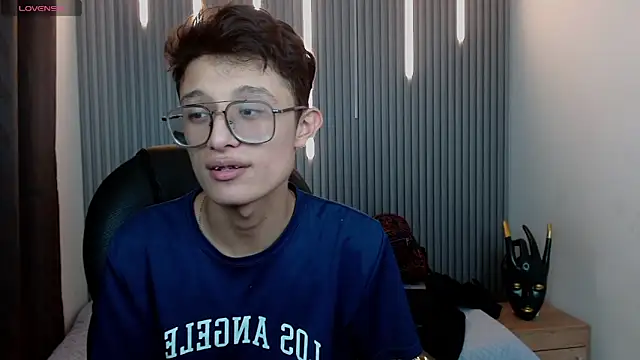 Snapshot of SantiagoRusso18 chatting on April 19, 10:34 pm SantiagoRusso18 online show from April 19, 10:34 pm