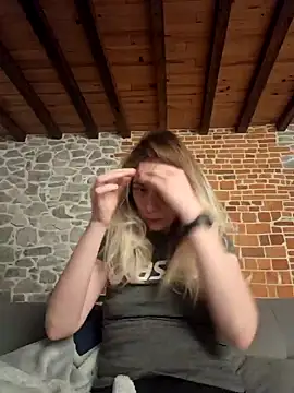 Snapshot of SexyAlya chatting on November 9, 10:19 pm SexyAlya online show from November 9, 10:19 pm