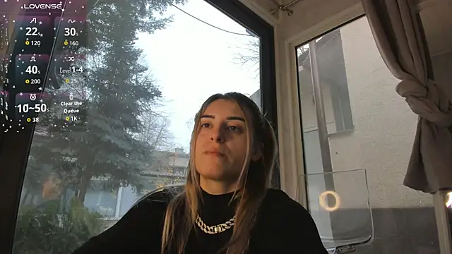 Ella Vee online show from December 21, 7:04 am