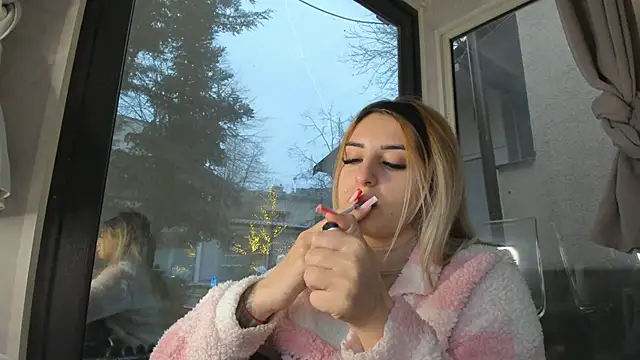 Ella Vee online show from January 6, 6:06 am