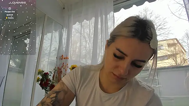 Ella Vee online show from March 18, 6:16 am