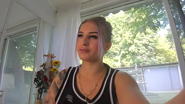Snapshot of Ella_Vee chatting on July 24, 6:22 am Ella Vee online show from July 24, 6:22 am