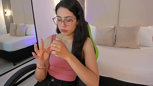 desireee  online show from February 18, 12:45 pm