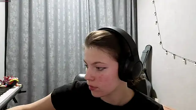 Snapshot of CutieAnny chatting on April 21, 8:12 pm CutieAnny online show from April 21, 8:12 pm