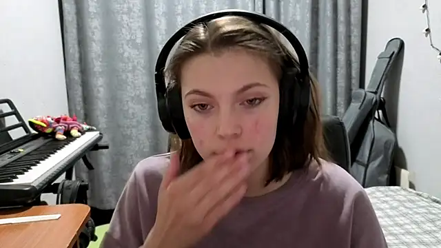 Snapshot of CutieAnny chatting on April 24, 8:11 pm CutieAnny online show from April 24, 8:11 pm