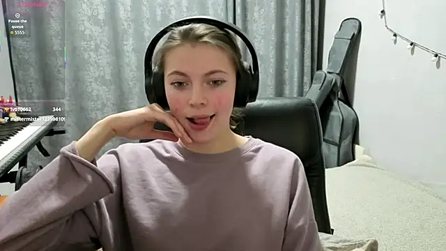 Snapshot of CutieAnny chatting on April 28, 2:27 am CutieAnny online show from April 28, 2:27 am