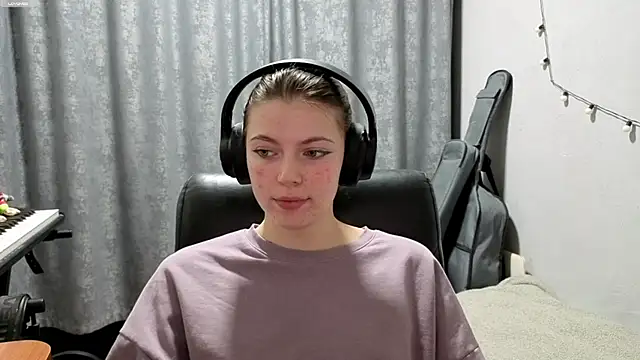 Snapshot of CutieAnny chatting on May 7, 8:25 pm CutieAnny online show from May 7, 8:25 pm