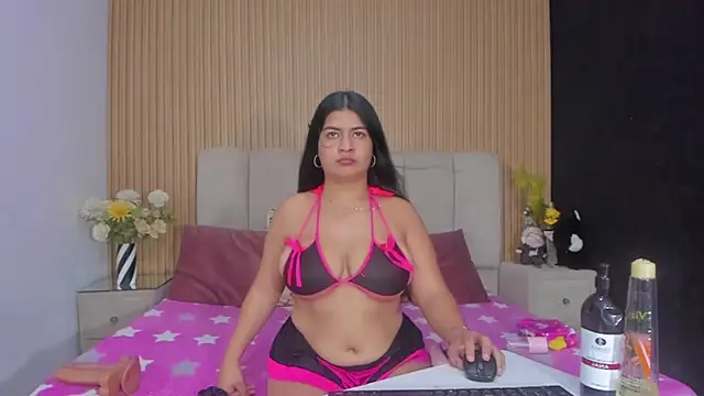 Snapshot of ZoeeGuzman chatting on November 12, 7:13 pm ZoeeGuzman online show from November 12, 7:13 pm