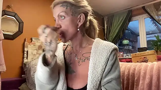 Snapshot of xl_uk_top_trans chatting on January 13, 9:03 am xl uk top trans online show from January 13, 9:03 am