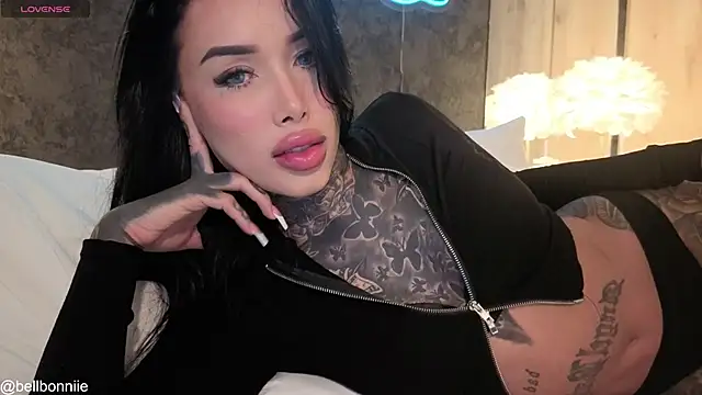 belllbonniie online show from April 18, 8:20 pm