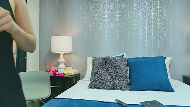 ZoeWilliis online show from April 19, 11:42 am