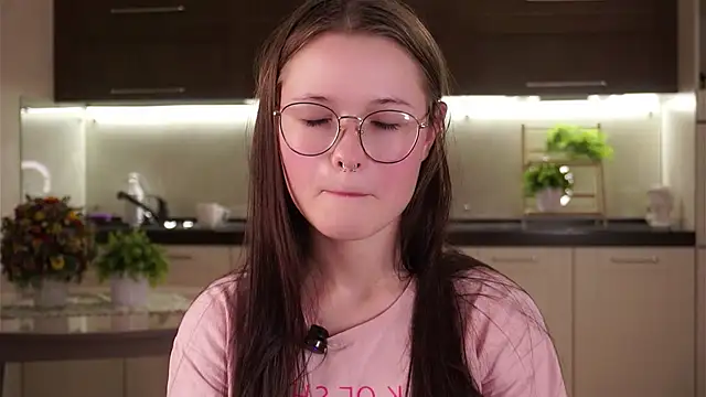 LynHillaire online show from September 10, 11:10 am