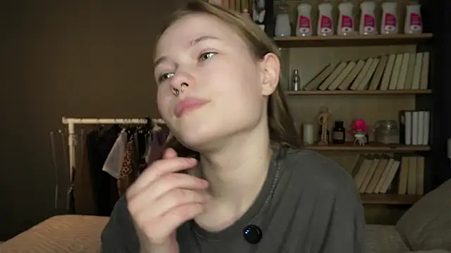 LynHillaire online show from February 11, 11:15 am