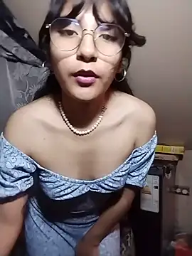 Snapshot of Regina_Shine chatting on August 4, 2:37 am Regina Shine online show from August 4, 2:37 am