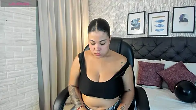 sophie  blare online show from April 17, 7:17 pm