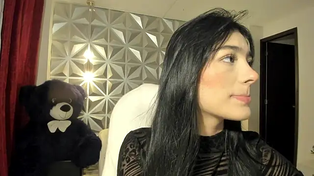 zoerouse  online show from December 1, 8:25 pm