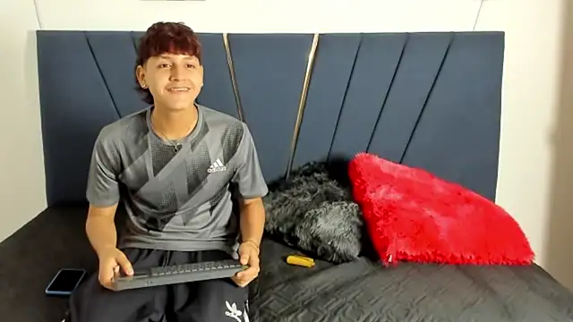 Snapshot of zeusapollofuck chatting on September 12, 9:59 pm zeusapollofuck online show from September 12, 9:59 pm