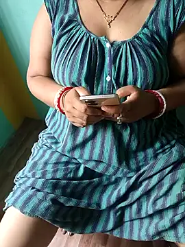 Snapshot of desi_boudi87 chatting on April 20, 6:38 am desi boudi87 online show from April 20, 6:38 am