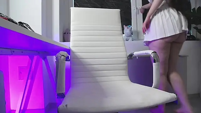 LeiaCrane online show from April 8, 5:07 am