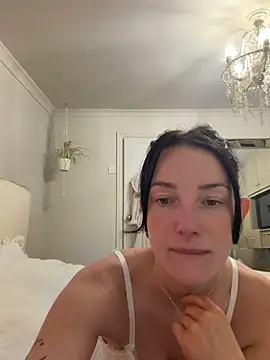 Snapshot of Remirosee chatting on April 11, 5:56 am Remirosee online show from April 11, 5:56 am