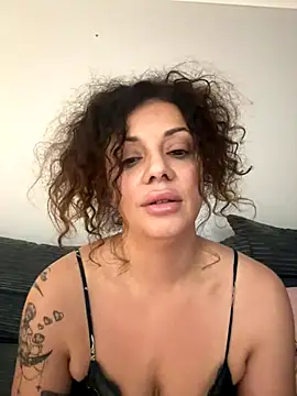 Snapshot of caramelandCurls chatting on November 5, 10:43 pm caramelandCurls online show from November 5, 10:43 pm