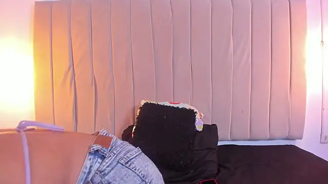 Snapshot of escar_let chatting on February 6, 3:33 am escar let online show from February 6, 3:33 am