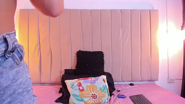 Snapshot of escar_let chatting on February 11, 4:17 am escar let online show from February 11, 4:17 am