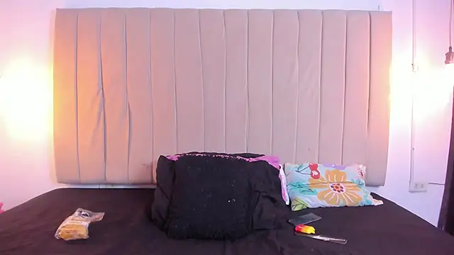 Snapshot of escar_let chatting on February 21, 3:29 am escar let online show from February 21, 3:29 am