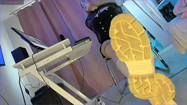 Snapshot of CruelSiren chatting on October 11, 5:28 am CruelSiren online show from October 11, 5:28 am