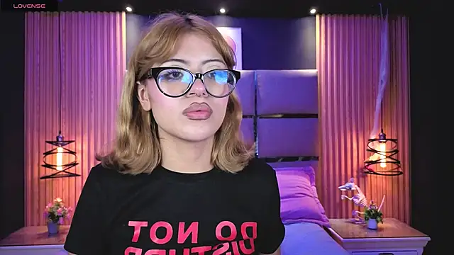 AlanaWalker9 online show from April 15, 11:39 am