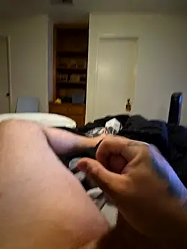 Snapshot of Kwillie chatting on November 4, 3:27 am Kwillie online show from November 4, 3:27 am