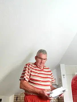 Snapshot of Oldmenhot66 chatting on June 25, 4:01 am Oldmenhot66 online show from June 25, 4:01 am