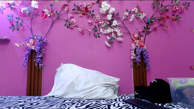 skinnysofia18 online show from April 2, 1:53 pm