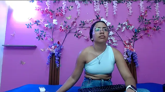 skinnysofia18 online show from April 13, 12:54 pm