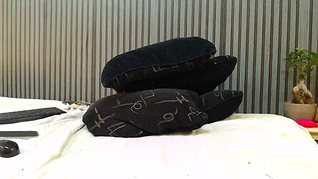 ROYALASS25 online show from March 31, 9:43 am