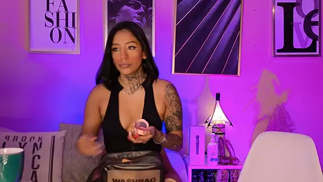 Snapshot of biancaleblanc chatting on June 12, 12:37 pm biancaleblanc online show from June 12, 12:37 pm