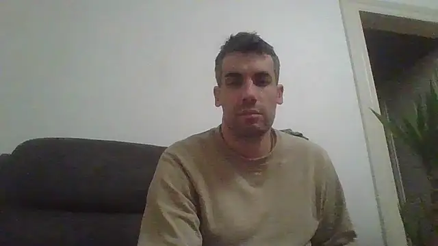 JulioIsHere4you online show from December 18, 10:49 pm