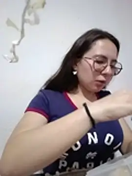 Snapshot of Bella_Sumers chatting on April 28, 6:13 pm Bella Sumers online show from April 28, 6:13 pm