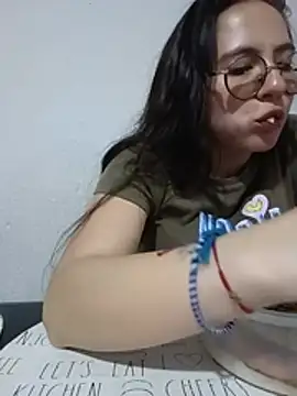 Snapshot of Bella_Sumers chatting on May 19, 6:14 pm Bella Sumers online show from May 19, 6:14 pm